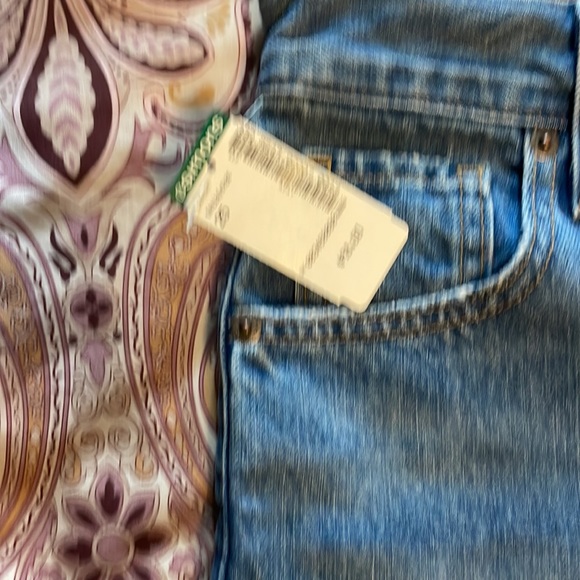 NWT Levi’s high waisted straight jean medium wash with rip at knees - Picture 7 of 11